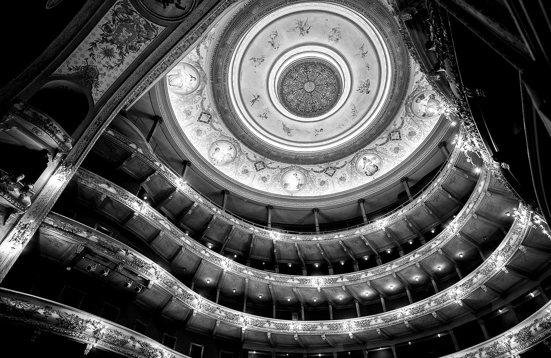 Cúpula del teatro vista desde la platea, con los palcos en curva, en blanco y negro